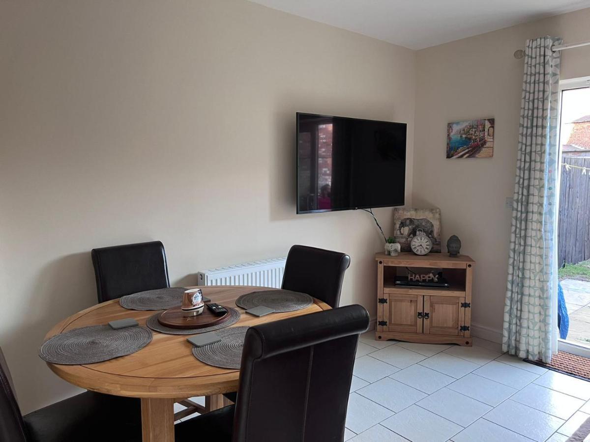 Centrally Located Lincolnshire Home With Free Parking On Premises מראה חיצוני תמונה