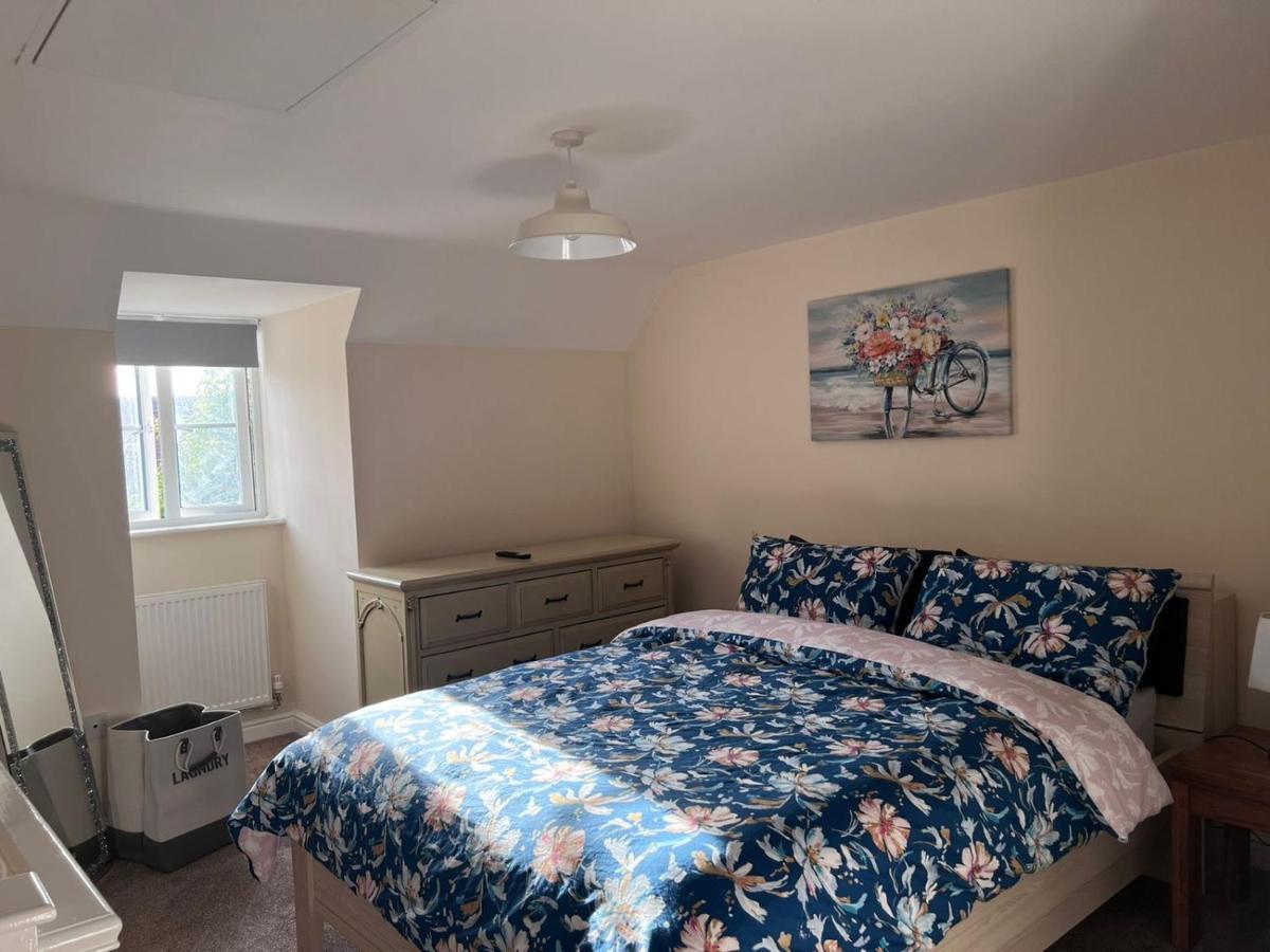 Centrally Located Lincolnshire Home With Free Parking On Premises מראה חיצוני תמונה